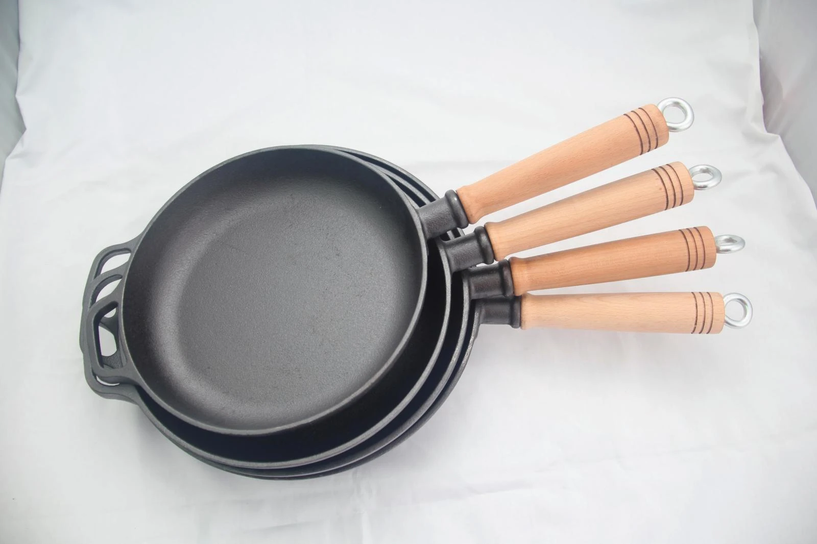 Cast Iron Round Skillet With Wooden Handle