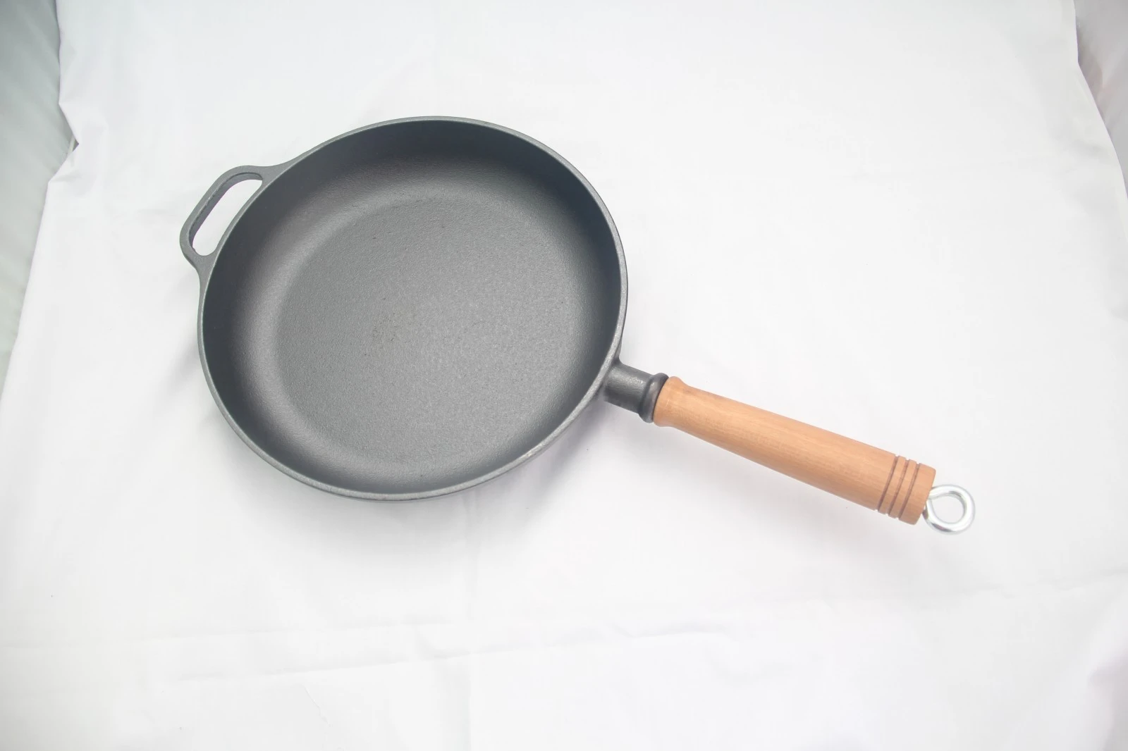 Cast Iron Round Skillet With Wooden Handle