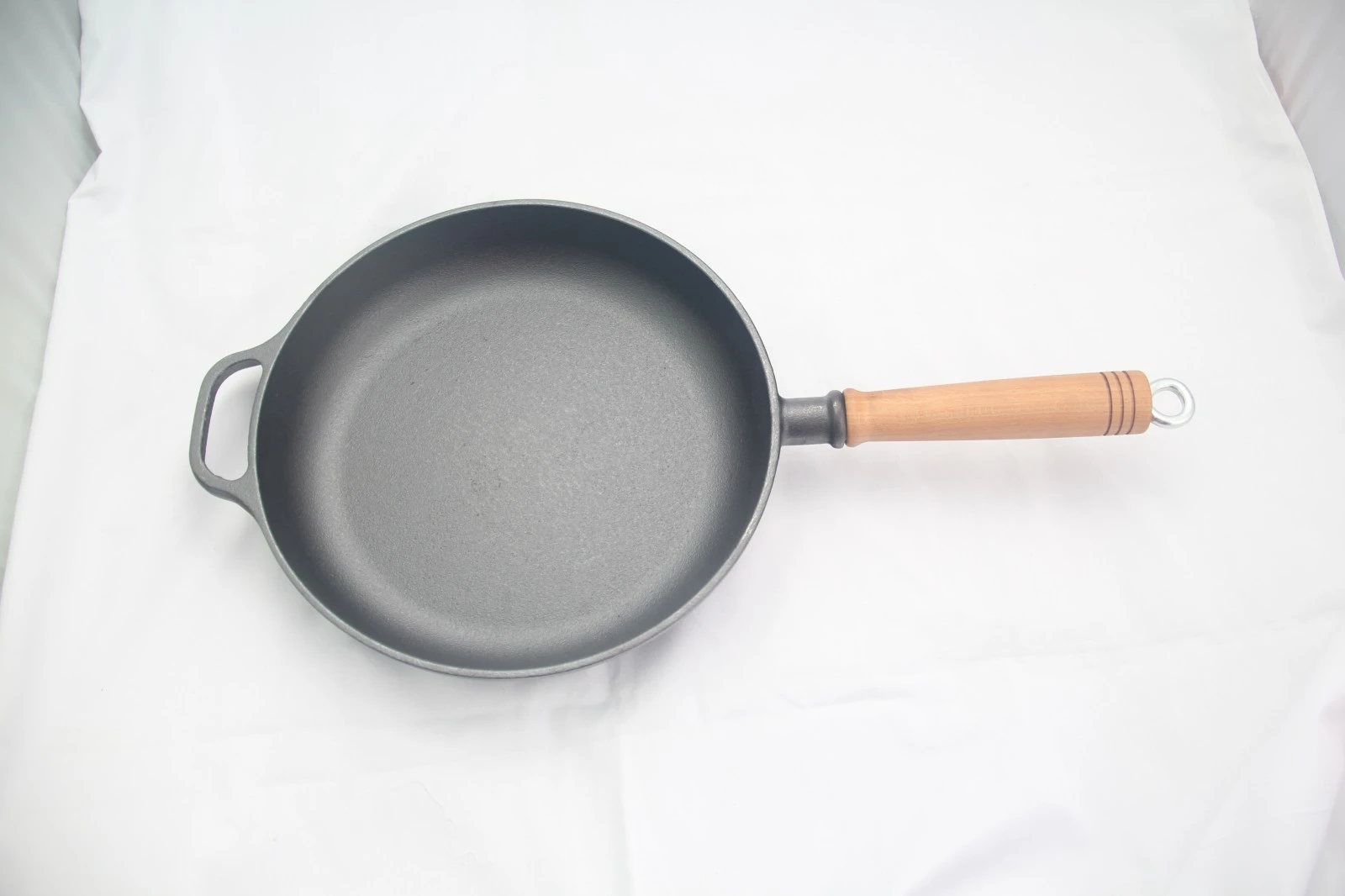 Cast Iron Round Skillet With Wooden Handle