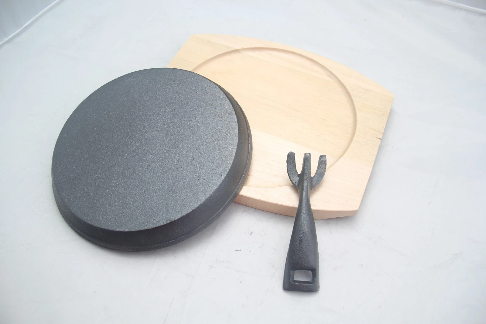 Preseasoned Cast Iron Round Steak Dish